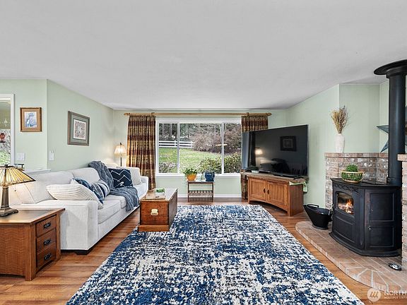 4th image of 611 186th Avenue E