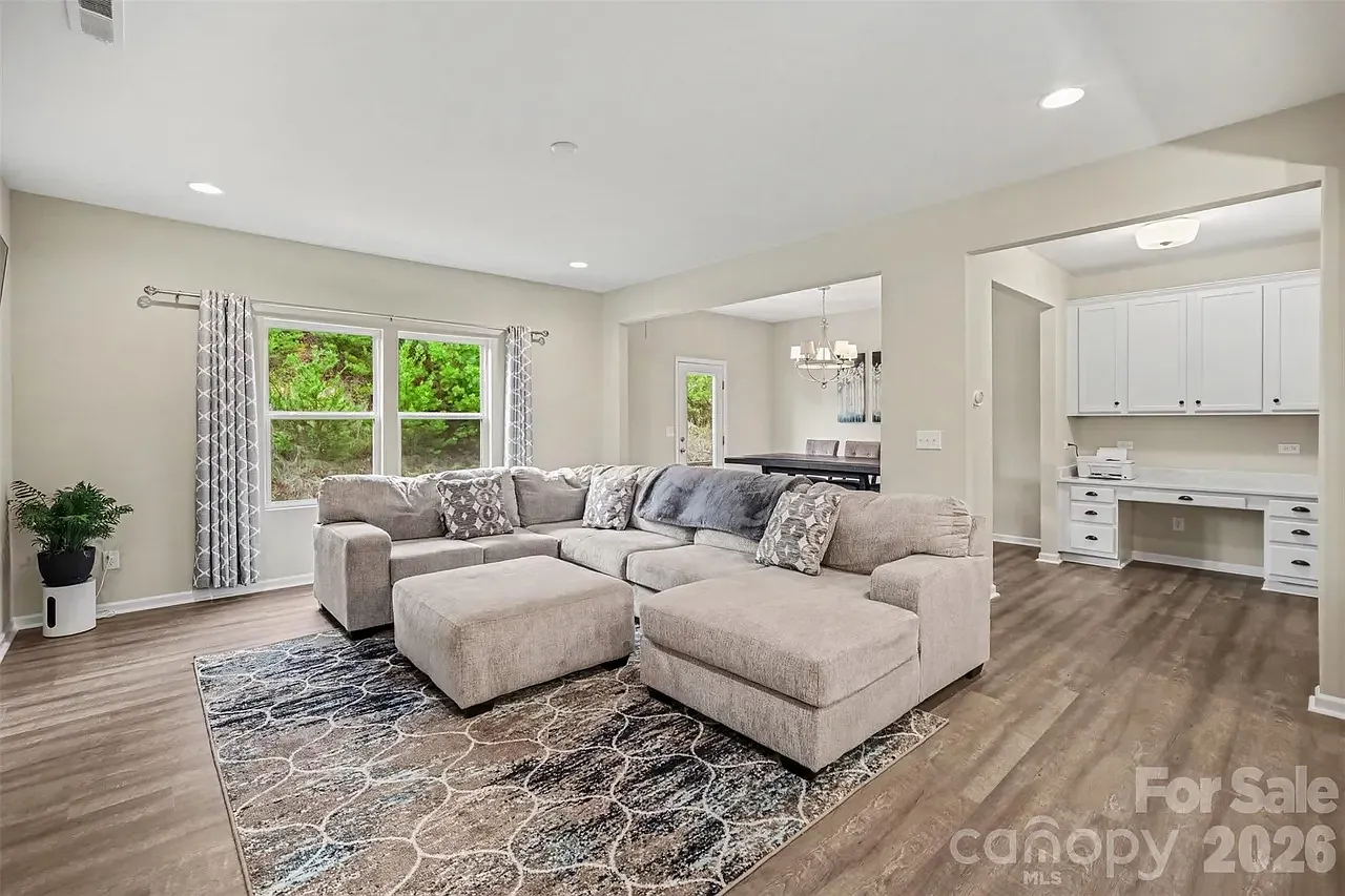 3 bed, 2.5 bath, 2273 sqft, $2,600 — Photo 4