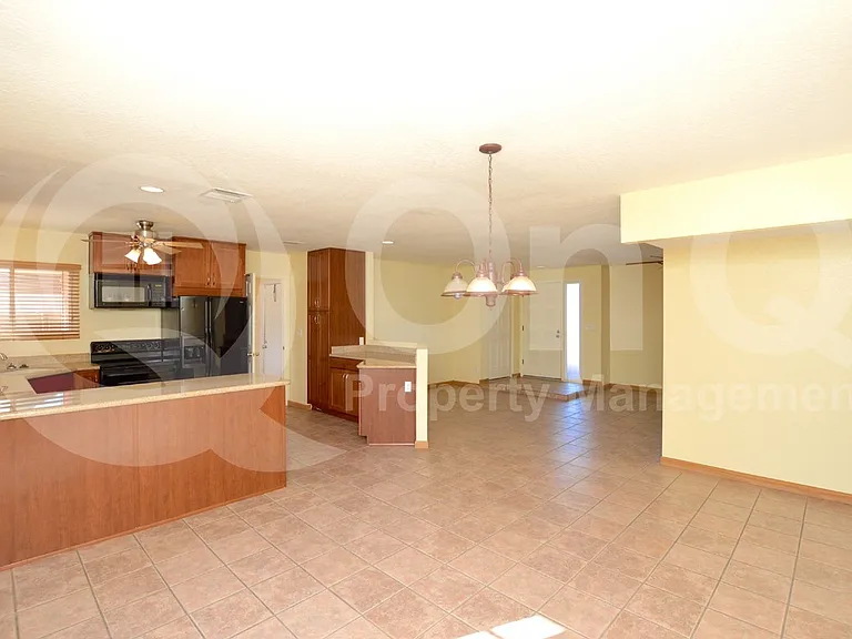 5019 E Laurel Ln — Photo 7
