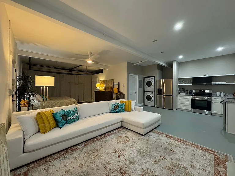 Spacious Modern Living w/ Full Modern Kitchen & in unit Laudnry Center!