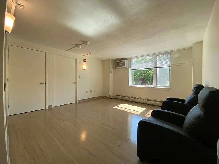 Castle Square Apartments — Photo 4