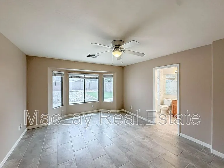 2863 E Oakland Ct — Photo 6