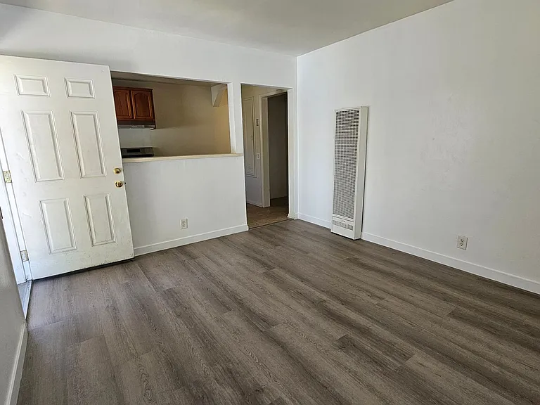 2522 2522 1/2mlancaster Ave — Photo 6