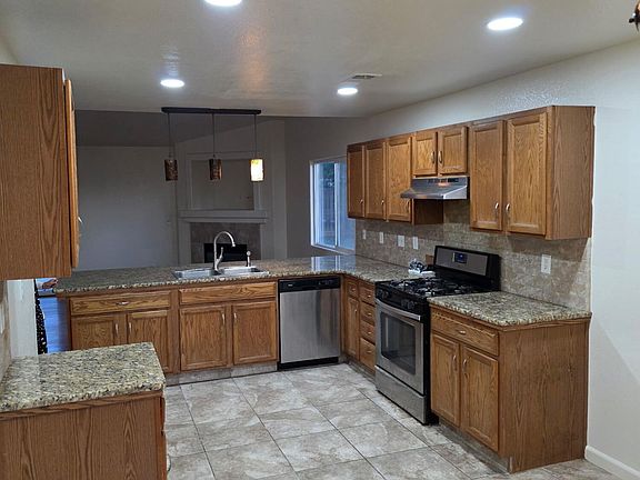 4th image of 4011 E Oak Avenue