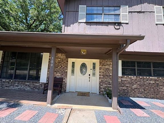 3rd image of 300 S Circle Dr