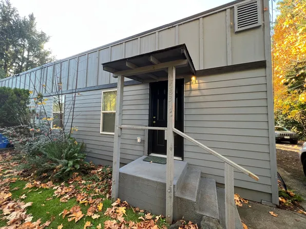 583 N Main St, Toledo, OR 97391