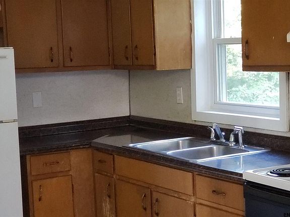 5th image of 17 Woodlawn Ave
