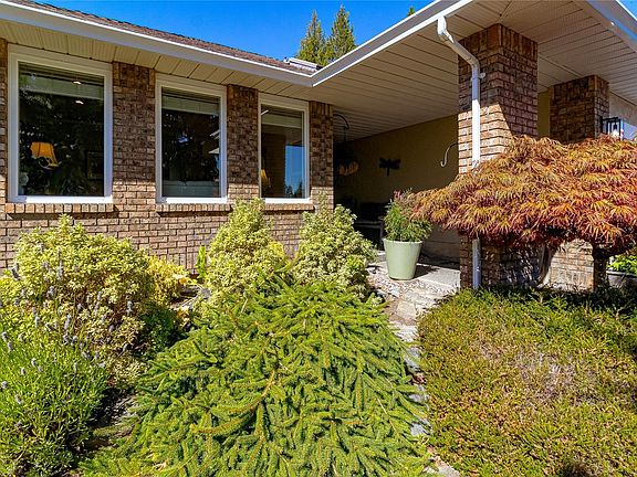 3rd image of 3610 Arbutus Dr N