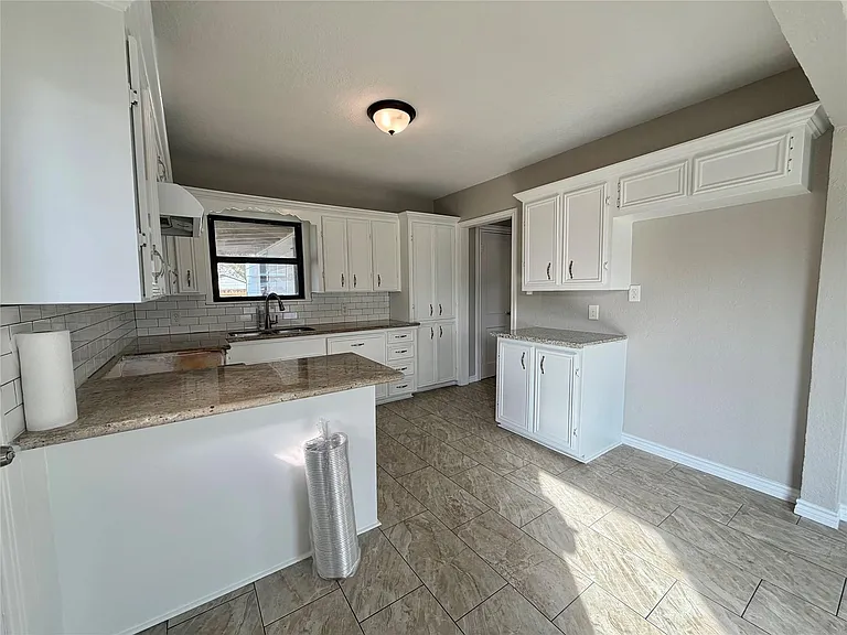 1214 W 5th St — Photo 11