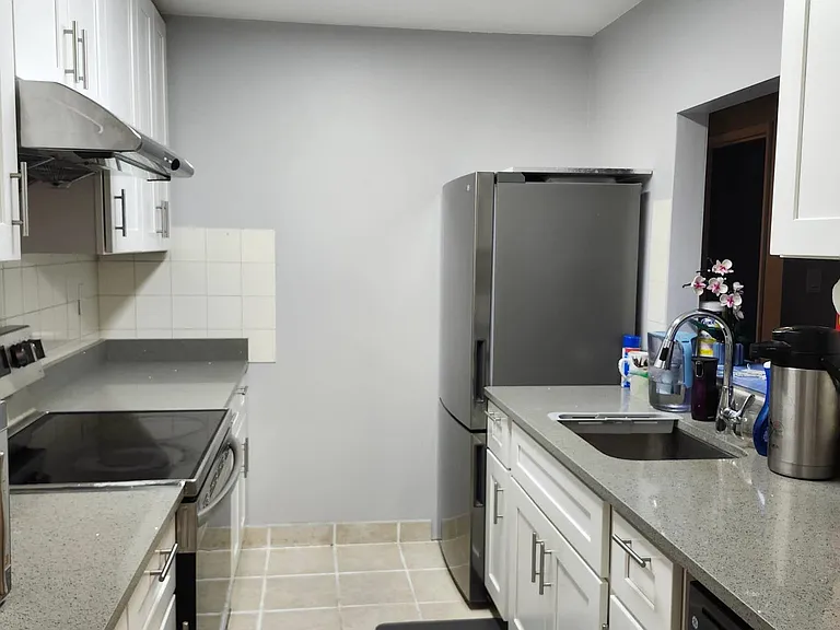 1050 Howie Ave — Photo 1