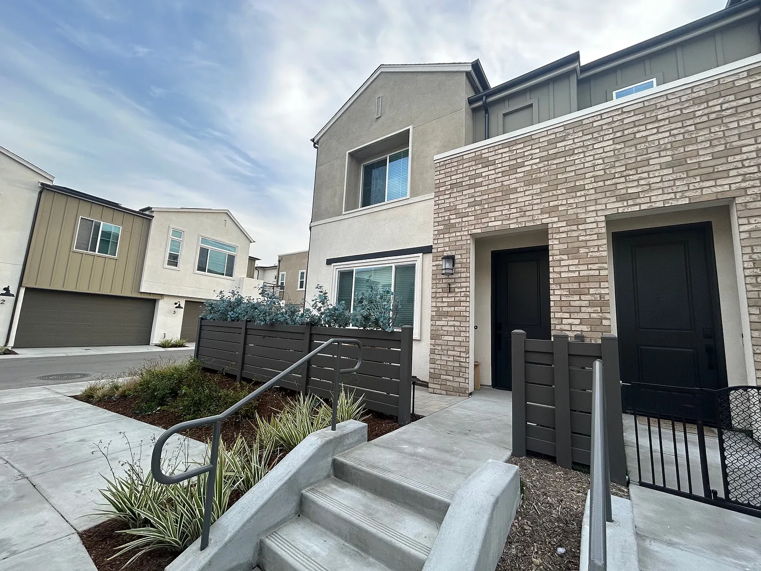 4 bed, 2.5 bath, 1623 sqft, $4,400 — Photo 2