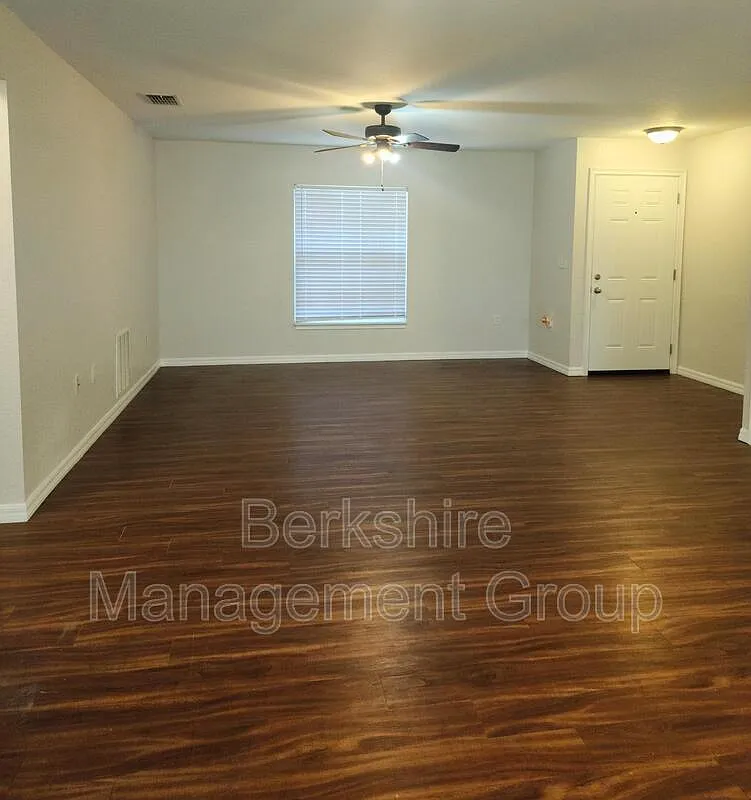 2 bed, 1.0 bath, 930 sqft, $1,399 — Photo 2