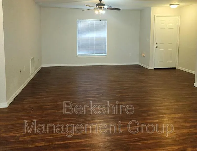 2405 Avenue C SW #B — Photo 2