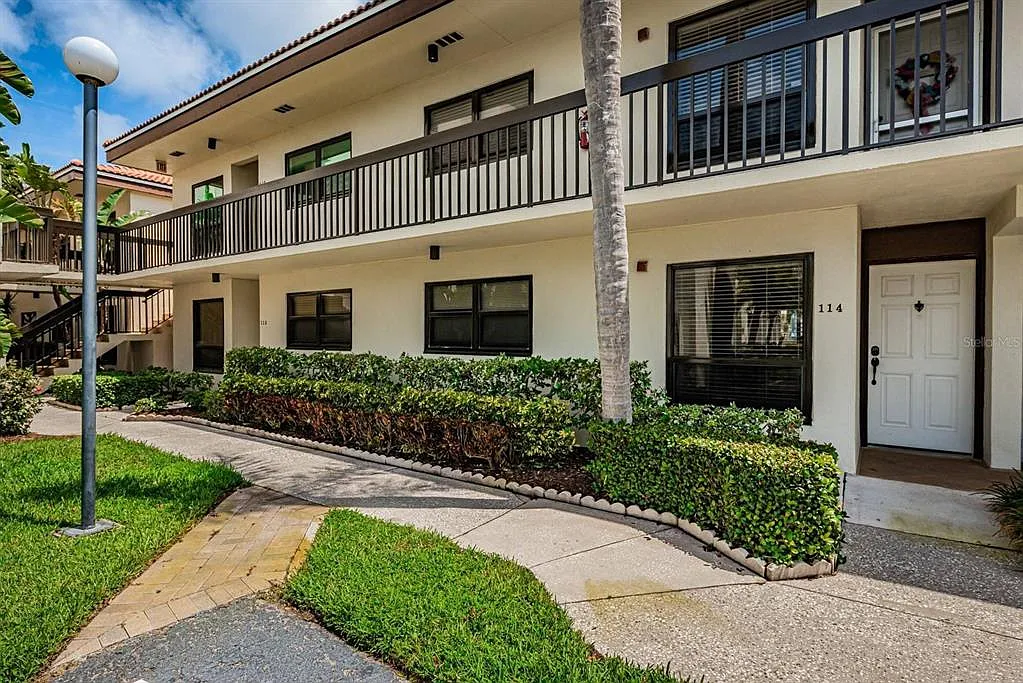 2 bed, 2.0 bath, 945 sqft, $5,790 — Photo 2