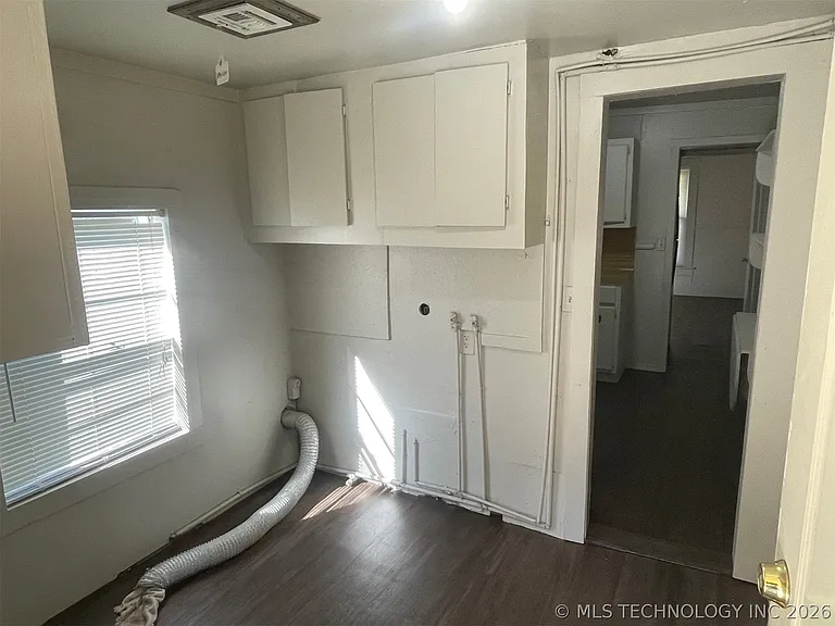 409 W Commercial St — Photo 18