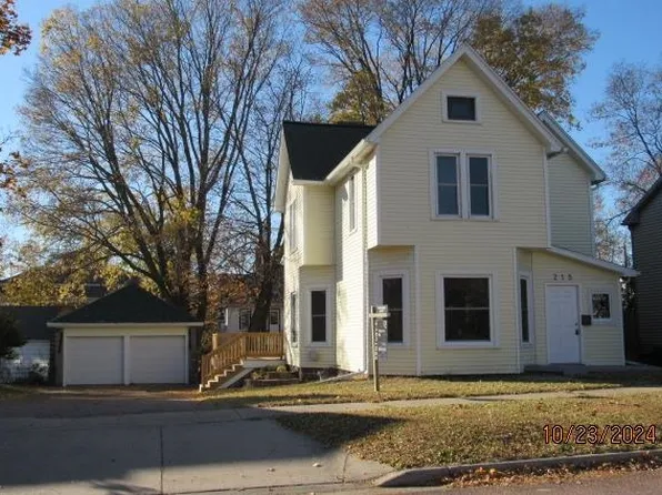 215 N Pine St, Reedsburg, WI 53959