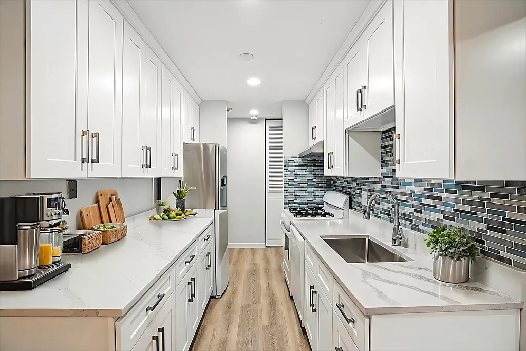 2 bed, 1.0 bath, 930 sqft, $2,290 — Photo 3