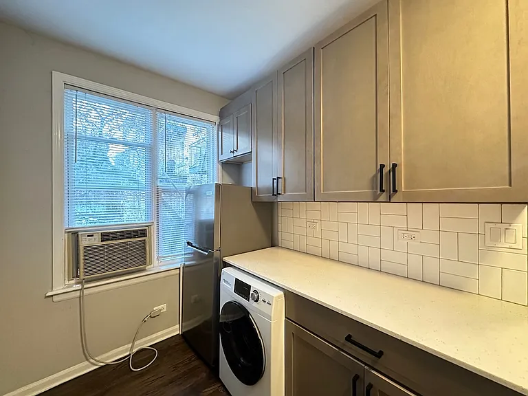 914 W Dakin St #211 — Photo 6