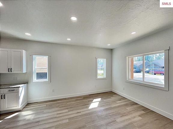 4th image of 156 Carnelian Ave