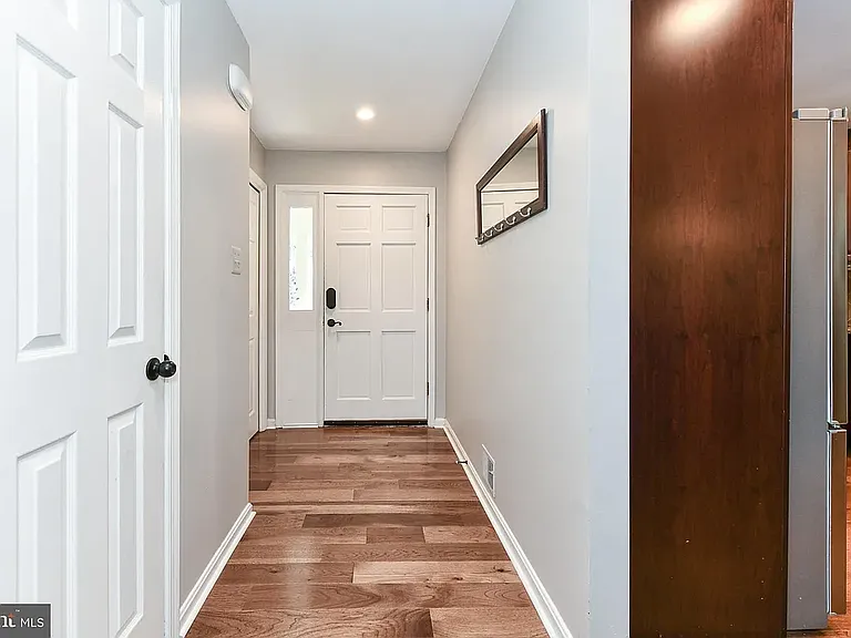 7910 Oak Hollow Ln — Photo 9