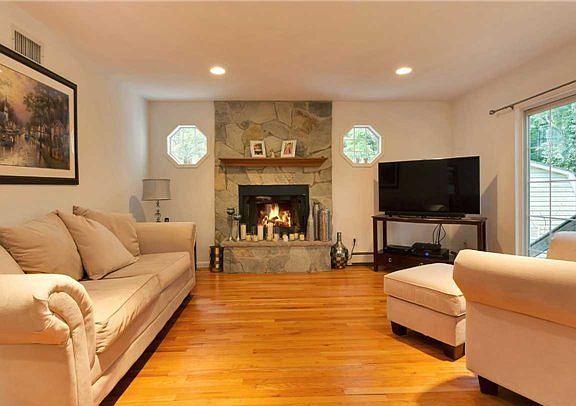 5th image of 278 Woodbury Rd