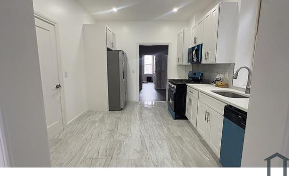 4th image of 576 Essex St #3