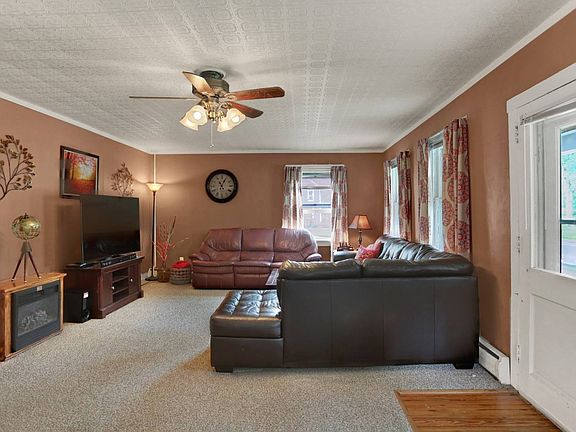4th image of 136 Brown St