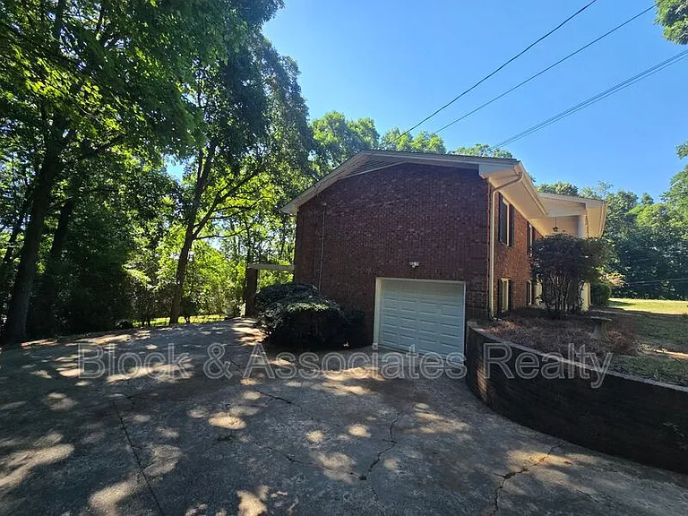 1194 Ingram Dr — Photo 4
