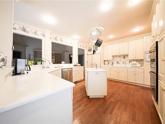 3rd image of 2090 Foxden Dr