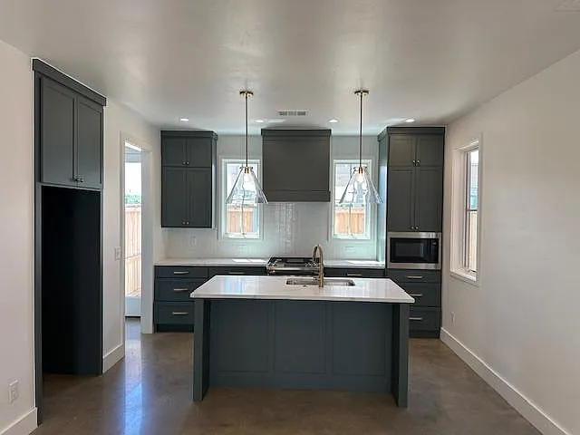 3 bed, 2.5 bath, 1390 sqft, $2,500 — Photo 3
