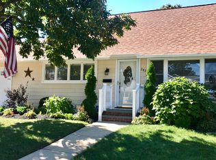 282 Eastlake Ave, Massapequa Park, NY 11762