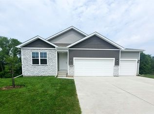 4910 Copper Ridge Cir, Des Moines, IA 50317