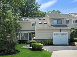 41 Villas Cir, Melville, NY 11747