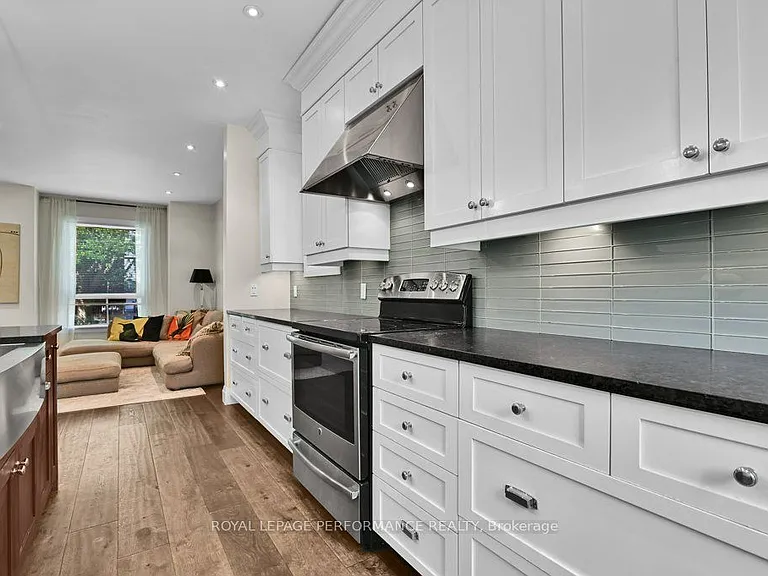 168 Stewart St W — Photo 12