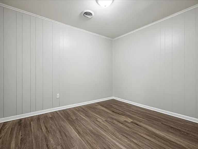 2048 Whitney Ave — Photo 16