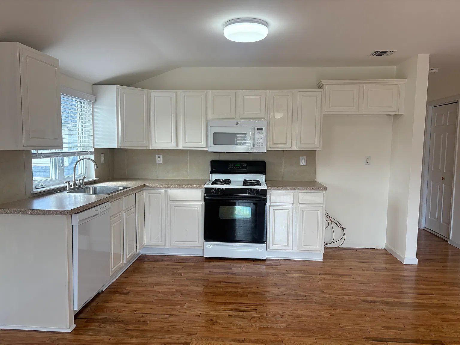 2 bed, 1000 sqft, $2,600 — Photo 2