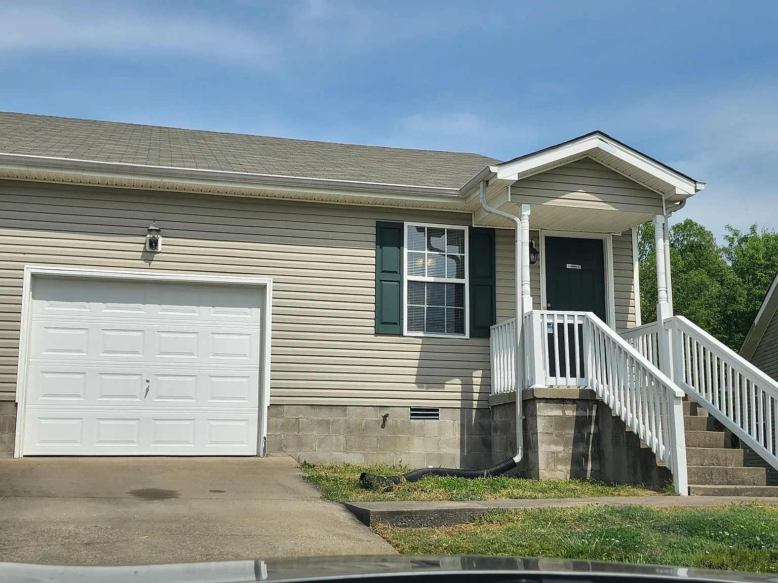 2 bed, 1.0 bath, 1045 sqft, $1,195 — Photo 2