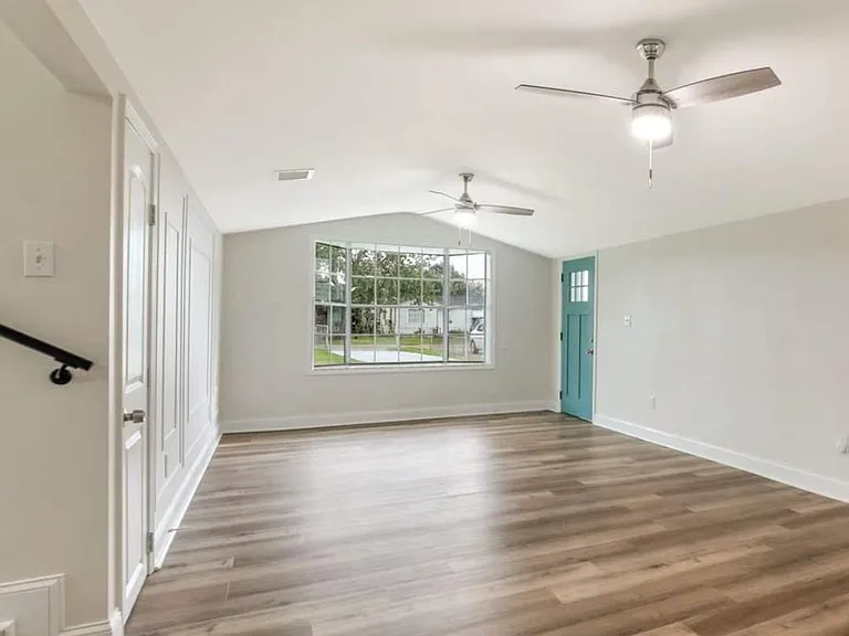 512 Avenue G — Photo 2