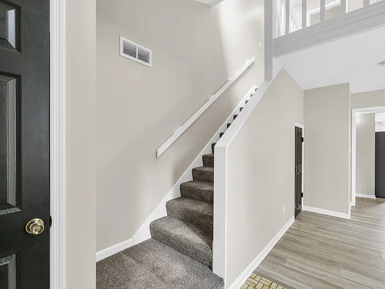 1604B Lyndhurst Dr — Photo 2