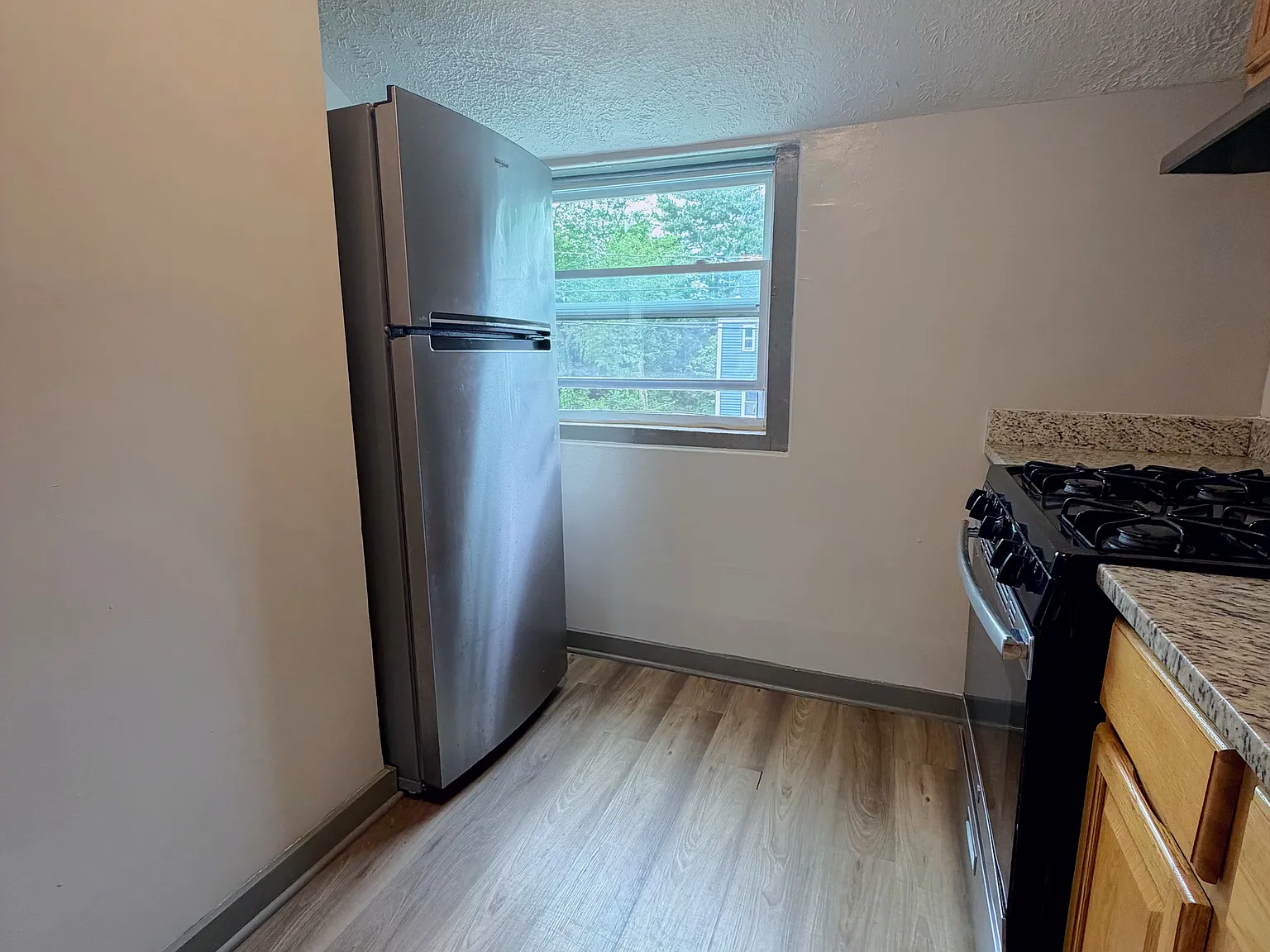 2 bed, 700 sqft, $1,400 — Photo 2