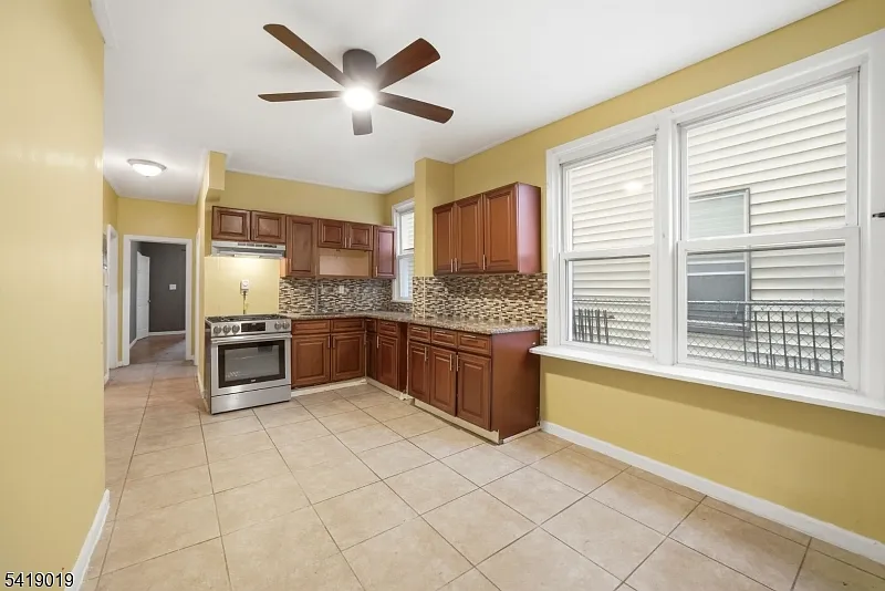 4 bed, 1.0 bath, 800 sqft, $2,850 — Photo 3