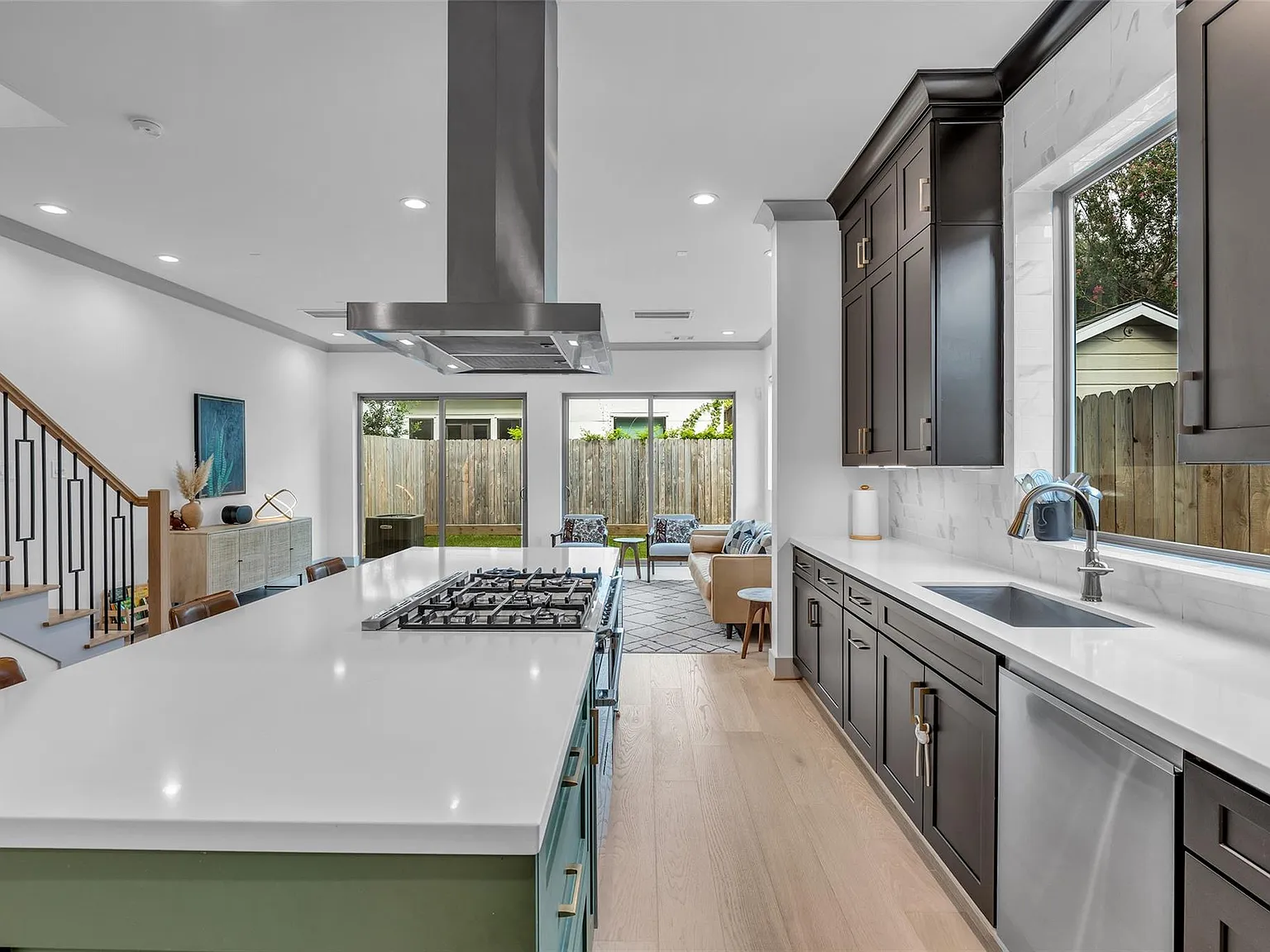 4 bed, 3.5 bath, 3144 sqft, $6,300 — Photo 3