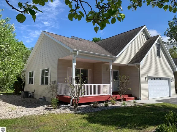 2708 Ruby St, Traverse City, MI 49684