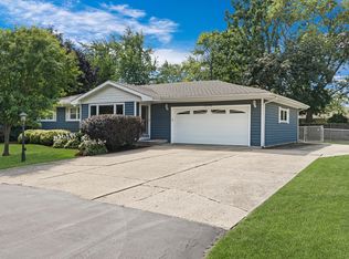 1070 Oakwood St, Gurnee, IL 60031