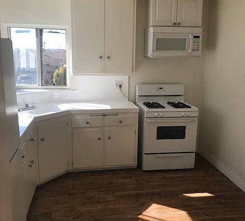 2nd image of 844 W 52nd St APT 5