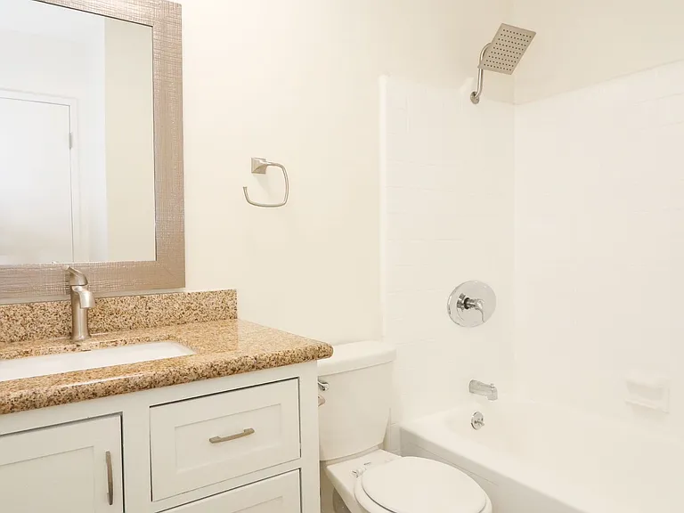 Encino Plaza Apartments — Photo 5