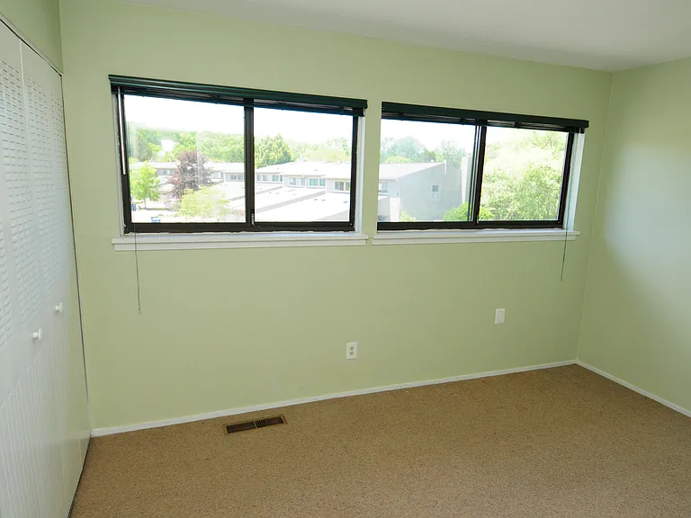 684 Peninsula Ct — Photo 25