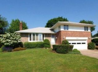 15 Evelyn Rd, Plainview, NY 11803