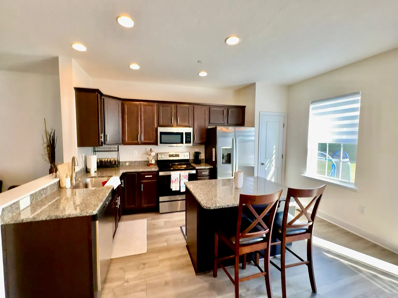 4 bed, 3.5 bath, 1610 sqft, $2,100 — Photo 2