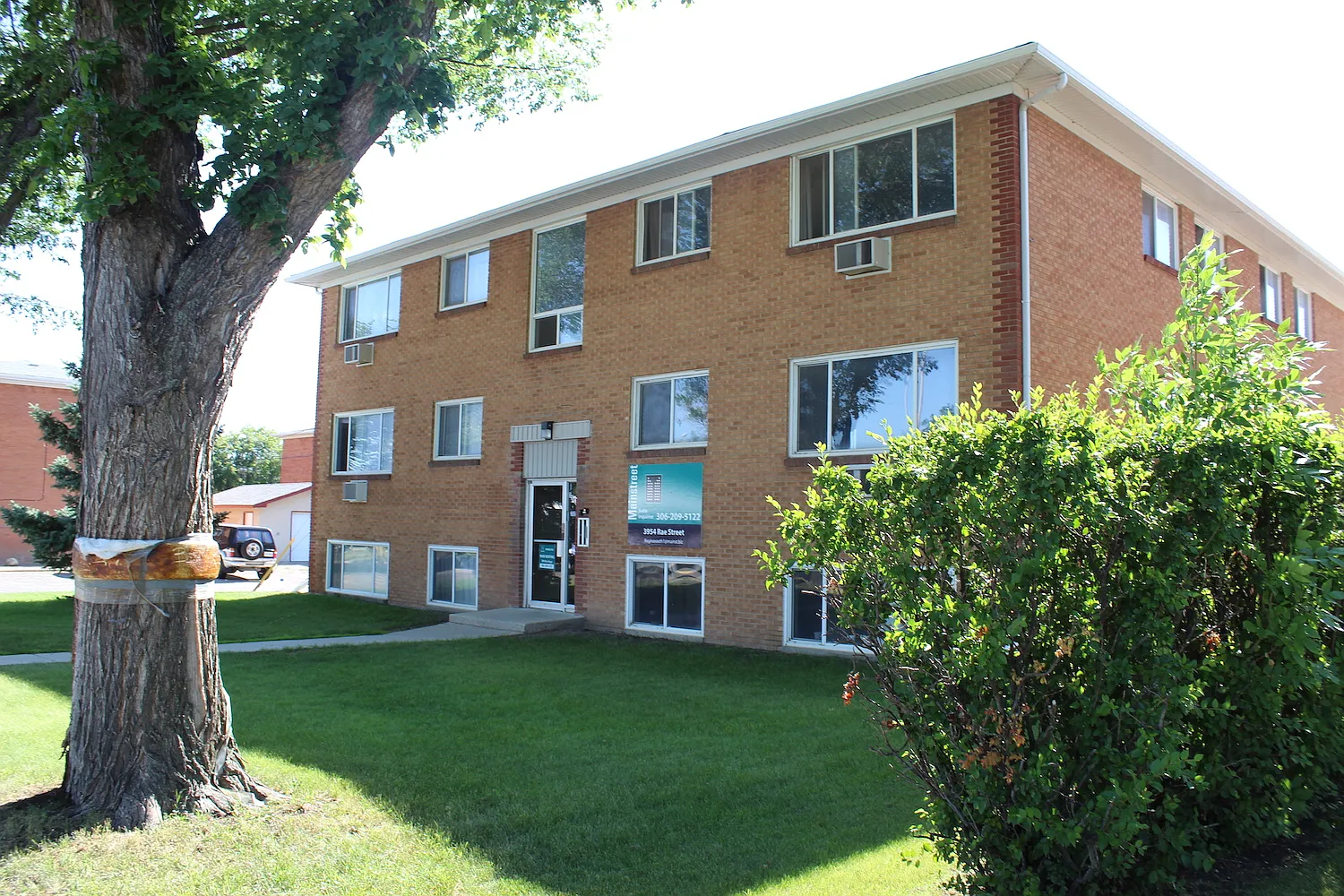Rae 3954 Apartments — Photo 1
